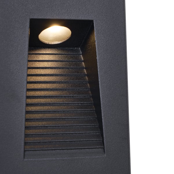 LED-Wandeinbauleuchte aus Metall mit strukturierter Oberfläche und warmweißem Licht auf innerer Lamellenstruktur.