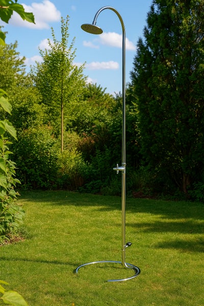 Freistehende Gartendusche aus Edelstahl mit Regenbrausekopf auf einer Rasenfläche im Garten.