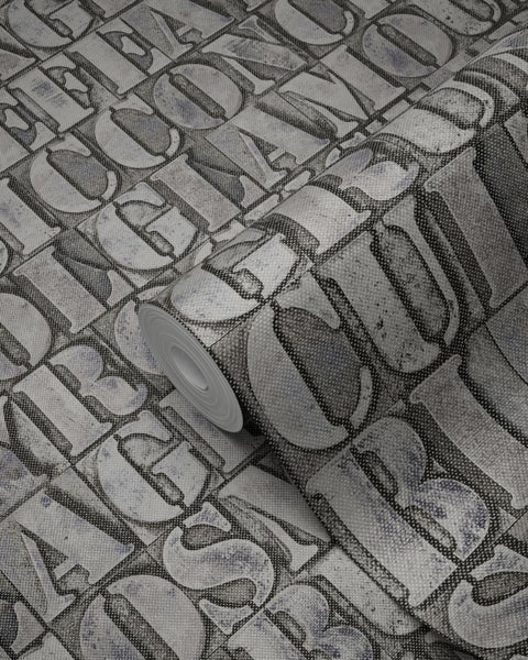 Tapetenrolle mit Buchstabenmuster