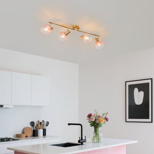 Deckenleuchte mit vier Strahlern in einer modernen Küche.