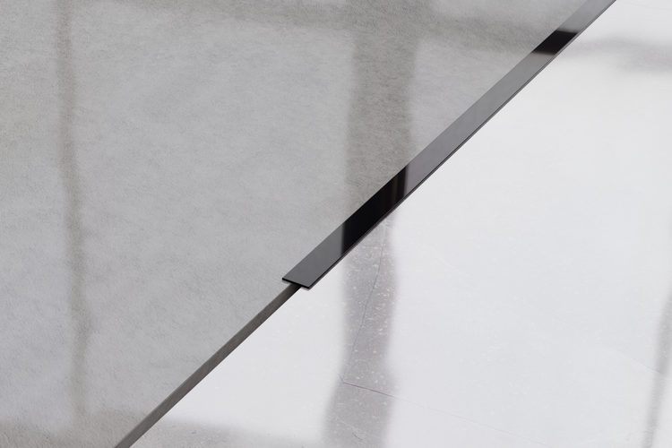 Detailansicht einer Duschkabine mit schwarzem Profil