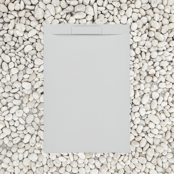 Briefumschlag auf weißen Kieselsteinen