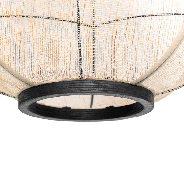 Nahaufnahme eines Lampenschirms aus gewebtem Textil mit einem schwarzen Ring an der Unterseite.