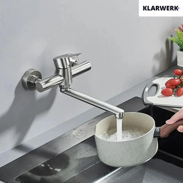 Wandarmatur für die Küche mit schwenkbarem Auslauf, montiert über einem Spülbecken. Klarwerk Logo sichtbar.