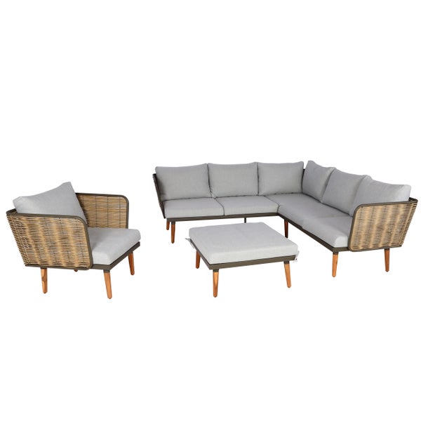Garten-Lounge-Set bestehend aus Ecksofa, Sessel und Hocker mit Geflecht-Elementen, grauen Kissen und Holzfüßen.