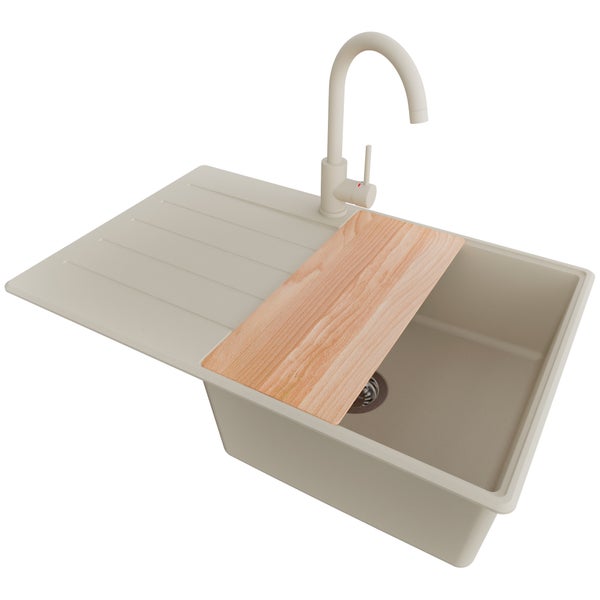 Spüle mit Schneidebrett und Wasserhahn