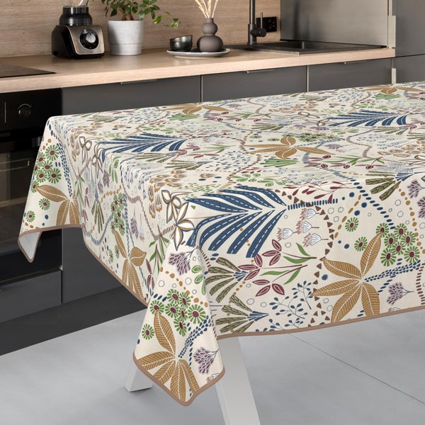 Tischdecke mit botanischem Muster aus Blättern und Blumen auf einem Küchentisch in einer organisierten, modernen Küche mit Holzoberflächen.