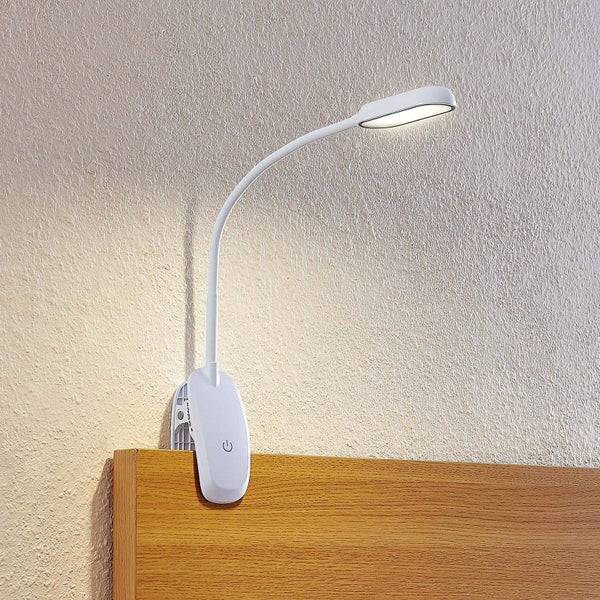 Weiße LED-Klemmlampe mit flexiblem Hals und ovalem Leuchtkopf, an einer Holzplatte befestigt.