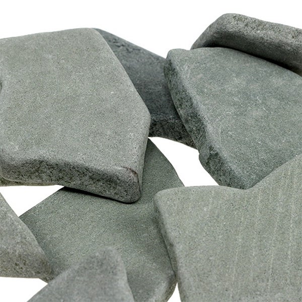 Ovales Hochbeet aus 0,6 Millimeter dickem verzinktem Stahl mit Blumen auf Rasen. Robust, rostbeständig und leicht zu montieren.