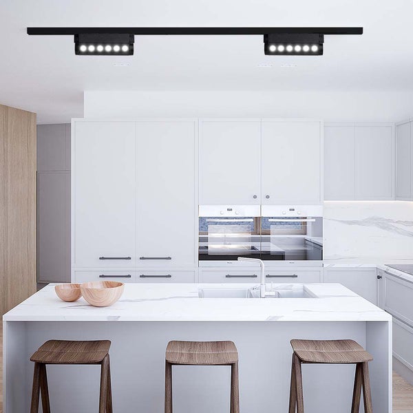 Moderne Küche mit Insel, Barhockern und LED-Schienenbeleuchtung