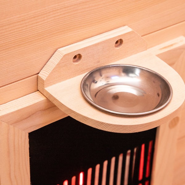 Metallregal mit fünf Regalböden und einer Frau, die daneben steht