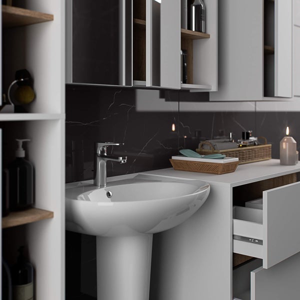 Badezimmer mit Waschtisch, Waschbecken, Armatur, Unterschrank und Spiegelschrank