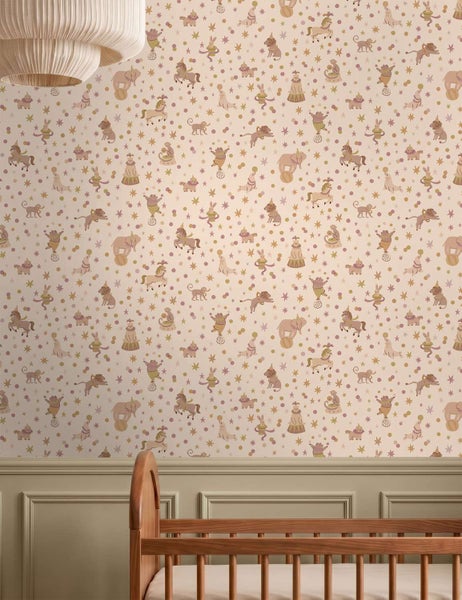 Kindertapete mit Zirkusmotiven von Tieren und Sternen dekoriert ein Kinderzimmer mit einem Holzbett und einer Deckenlampe.