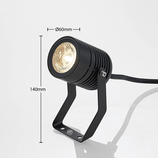 Schwarzer LED-Außenstrahler mit Montagebügel. Durchmesser 60 Millimeter, Höhe 140 Millimeter.