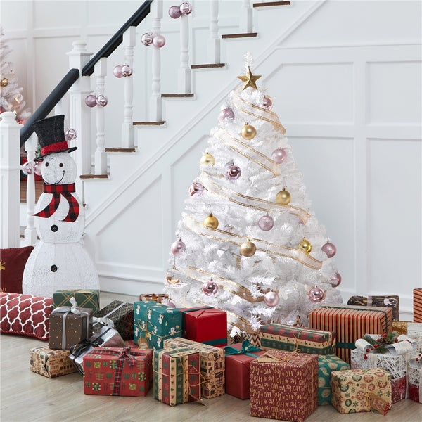 Weihnachtsszene mit weißem Weihnachtsbaum, Geschenken und Schneemann im Flur
