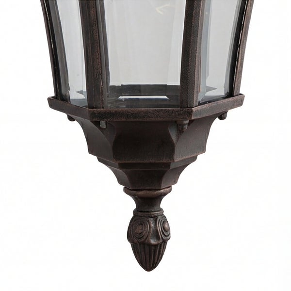 Detailansicht einer Außenleuchte aus Metall und Glas