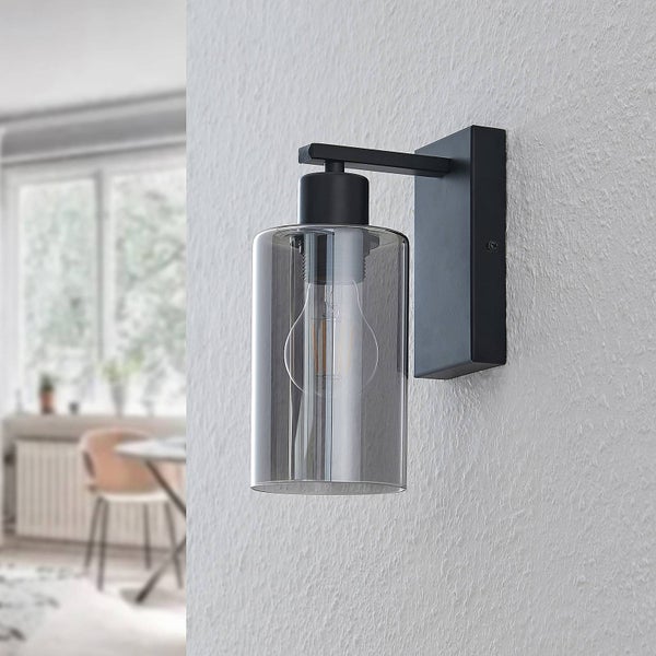 Wandleuchte mit Rauchglas und Leuchtmittel an der Wand