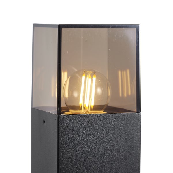 Moderne Außenleuchte mit schwarzem Sockel und rauchfarbenem Schirm, inklusive leuchtendem LED-Filament-Leuchtmittel.