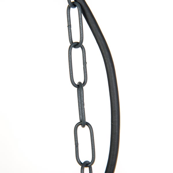 Graue Metallkette an einem gebogenen Metallgestell für einen Hängesessel.