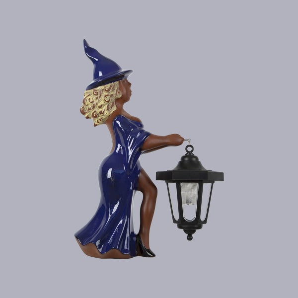 Gartenfigur Hexe mit dunkelblauem Kleid und schwarzer Solarlaterne.