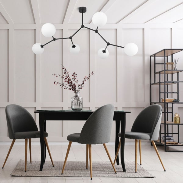 Esszimmer mit Esstisch, Stühlen und Hängeleuchte