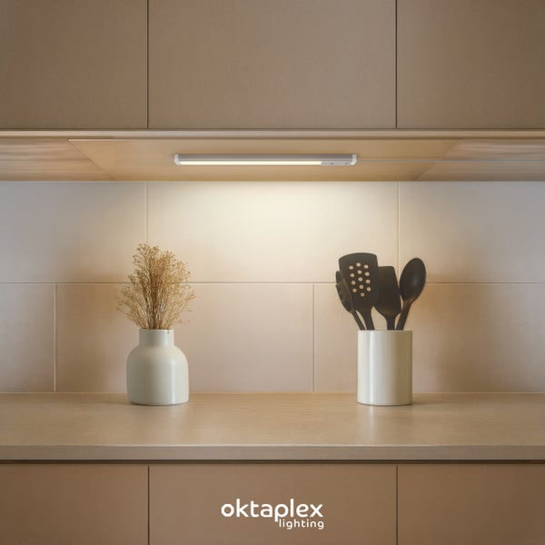 Küchenszene mit Unterbauleuchte, Vasen und Küchenutensilien