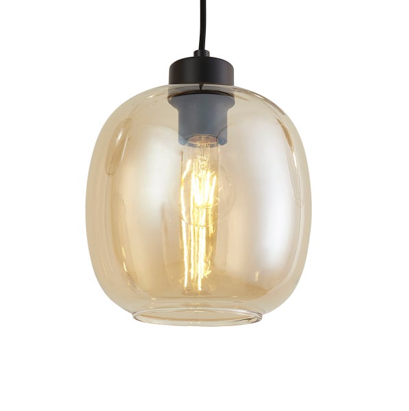 Pendelleuchte mit abgerundetem bernsteinfarbenem Glasschirm, schwarzer Aufhängung und sichtbarem Leuchtmittel.