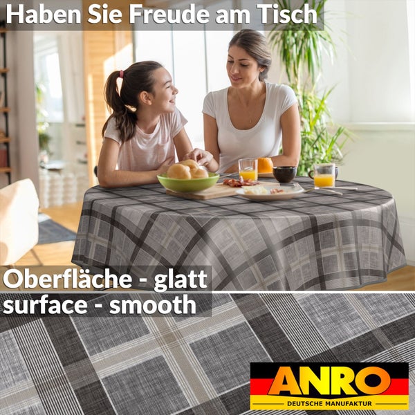 Szene mit Mutter und Tochter am Tisch mit karierter Tischdecke und Anro Deutsche Manufaktur Logo
