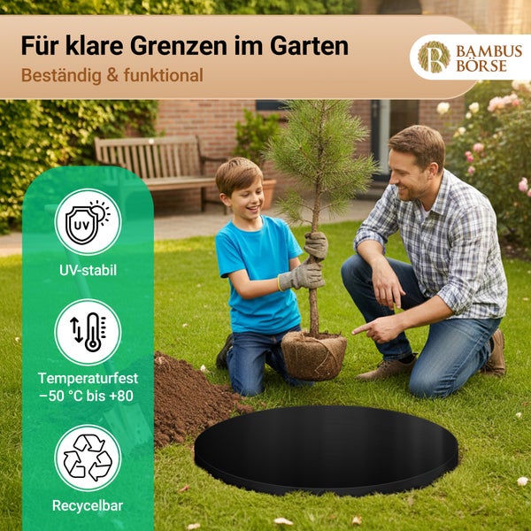 Vater und Sohn pflanzen einen Baum im Garten neben einer Beetbegrenzung von Bambus Börse mit UV-Beständigkeit und Temperaturbeständigkeit.