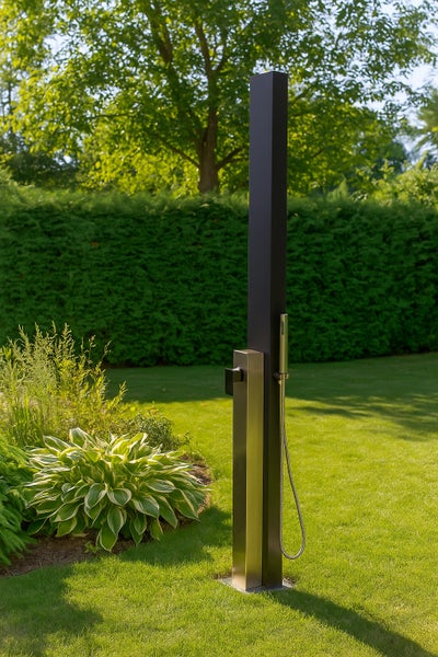 Moderne Gartenbrause mit dunkler Säule und Edelstahlfront auf einer grünen Rasenfläche in einem sonnigen Garten mit Hecke.