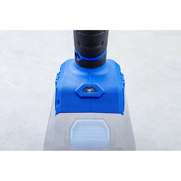 Nahaufnahme einer blauen Akku-Bohrmaschine mit LED-Licht.