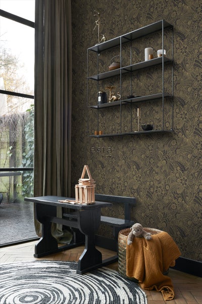 Wohnraum mit gemusterter Tapete, Regal, Tisch und Dekorationen für ein gemütliches Ambiente.