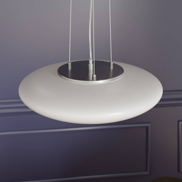 Pendelleuchte mit flachem ovalem weißem Schirm und kreisförmiger Metall-Deckplatte, aufgehängt an drei dünnen Drähten.