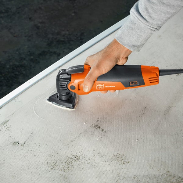 Fein MultiMaster oszillierendes Elektrowerkzeug in Verwendung auf einer Oberfläche