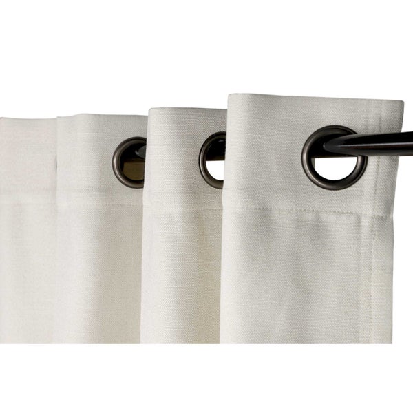 Weiße Gardinen mit Ösenaufhängung an einer Gardinenstange