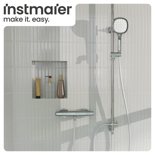 Instmaier Logo. Dusche mit Handbrause und Thermostatarmatur vor hellem Fliesenhintergrund.