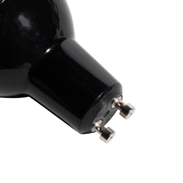 Nahaufnahme eines schwarzen Leuchtmittels mit einem GU10 Sockel und silbernen Metallstiften.