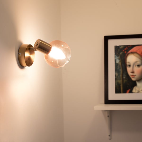 Moderne Wandleuchte mit rundem Glaslampenschirm im Wohnraum