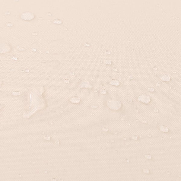 Nahaufnahme eines wasserabweisenden Stoffes mit Wassertropfen