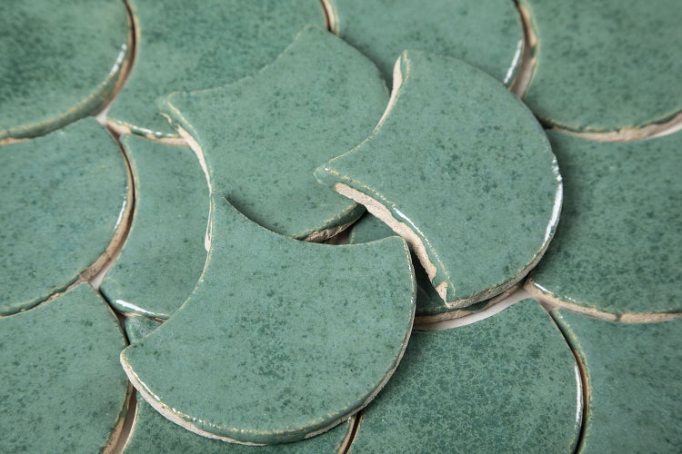 Halbmondförmige grüne Keramikfliesen