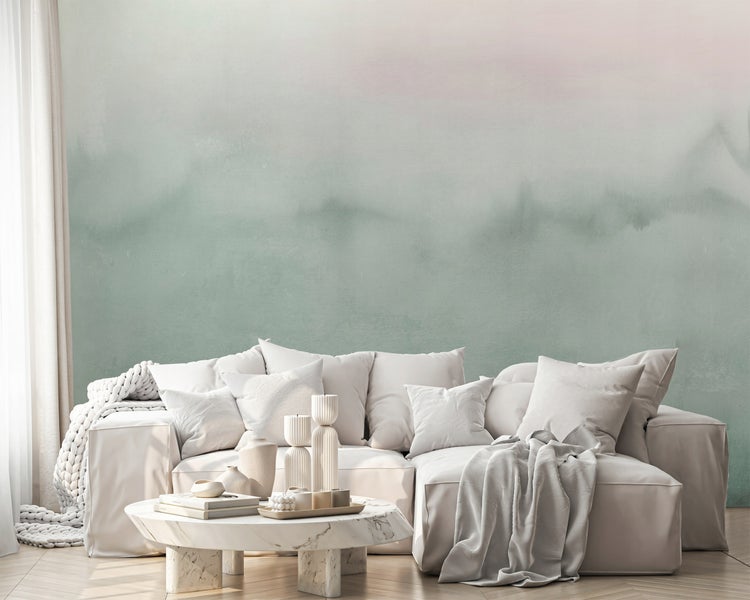 Wohnzimmer mit Sofa, Kissen, Tisch und Dekoration