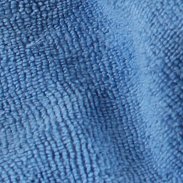 Nahaufnahme eines blauen Mikrofasertuchs.