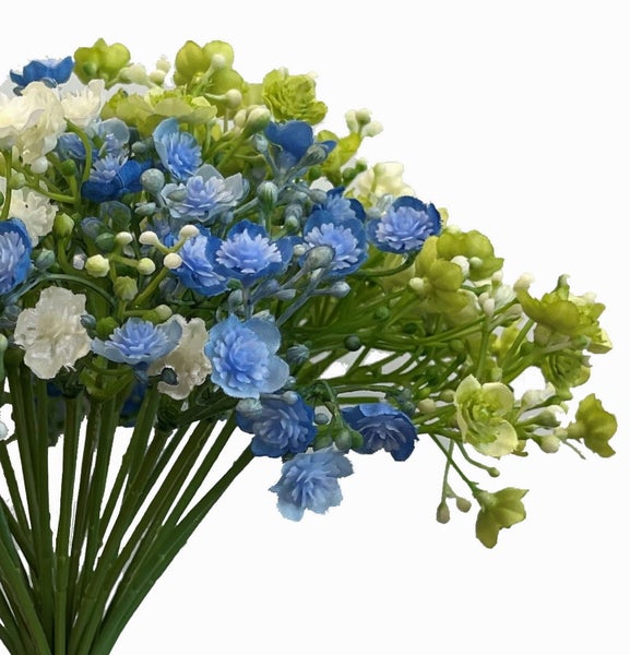 Künstlicher Blumenstrauß mit kleinen blauen, weißen und grünen Blüten an grünen Stielen.