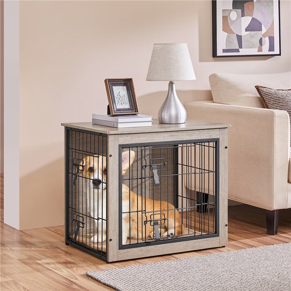 Hund in Hundebox, die auch als Beistelltisch dient