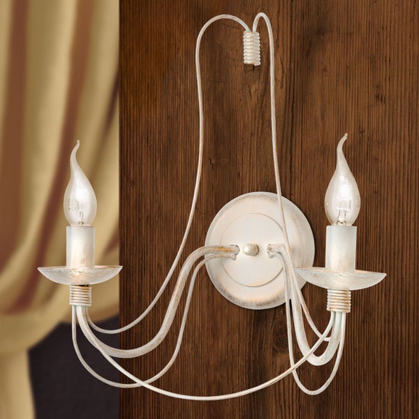 Zweiflammige Wandleuchte im Landhausstil mit antikem Design, montiert auf einer dunklen Holzoberfläche.