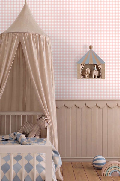 Kinderzimmer mit karierter Tapete, Himmelbett, Wandregal in Zirkuszeltform mit Holzfiguren und Holzvertäfelung