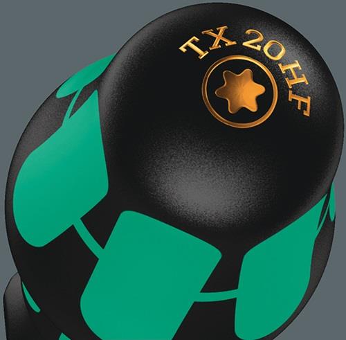 Hand hält Schraubendreher und Schraube