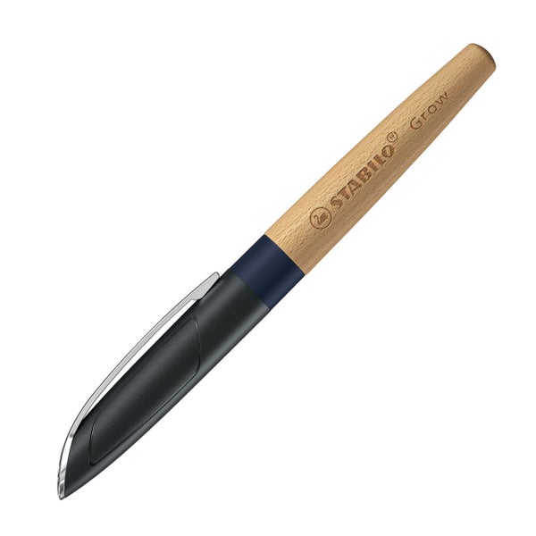 STABILO Füller Grow Klimaneutral blaubeerblau/Buche Füller mit ergonomischer Griffzone, Edelstahlfeder mit Iridium-Korn, Standardpatrone, Feder: M, Griffstück aus 100 % Biokunststoff aus nachwachsenden Rohstoffen