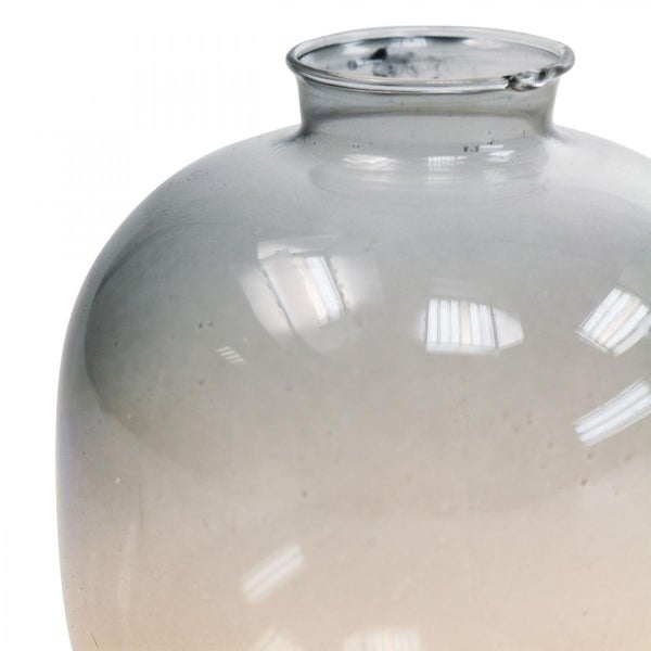 Rundliche Glasvase mit grauem Farbverlauf und schmalem Flaschenhals.
