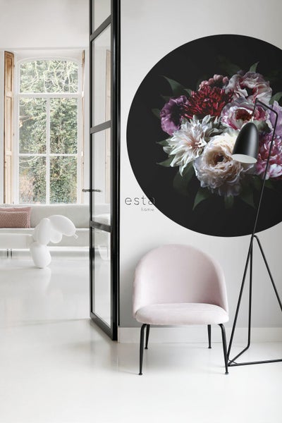 Wohnzimmer mit Blumenwandbild, Sessel und Stehlampe